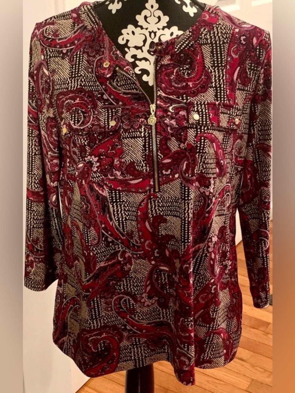 Ann KleinTop M Purple/Black Artistic Print 2 Front Snap Pockets 3/4 Zip Down.